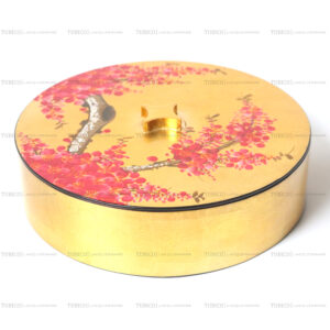 Hộp mứt Tết sơn mài đắp vàng vẽ tay đào đỏ vô cùng tinh xảo và thể hiện giá trị văn hóa của dân tộc Việt. Khám phá ưu điểm và ý nghĩa của hộp mứt Tết độc đáo này nhé